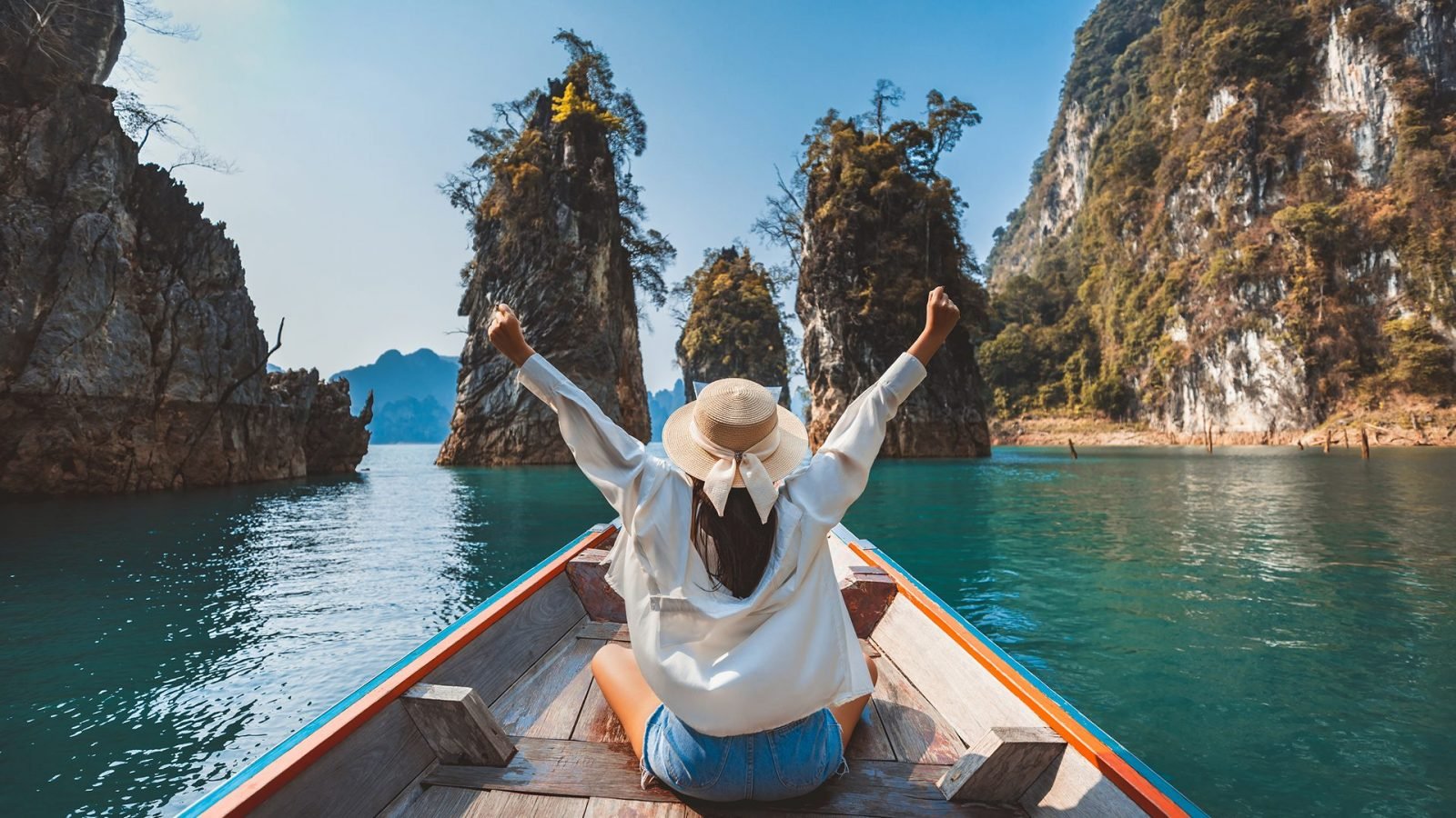 Tajlandia - kobieta w łódce na wodzie 