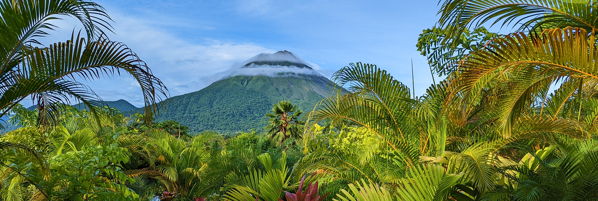Wulkan Arenal w Kostaryce otoczony dżunglą