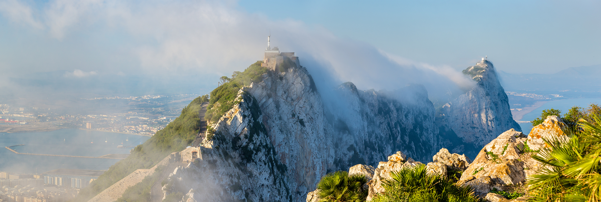 skała gibraltarska we mgle