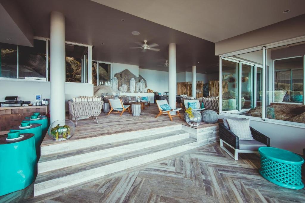 Carana Beach Hotel 8