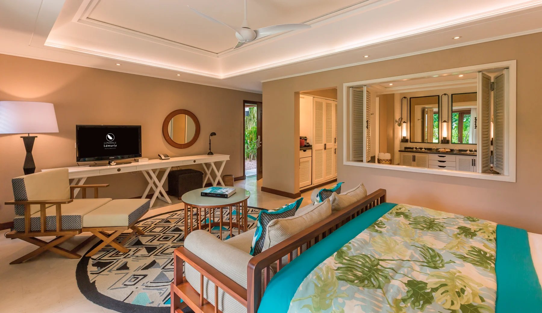 Constance Lemuria 16