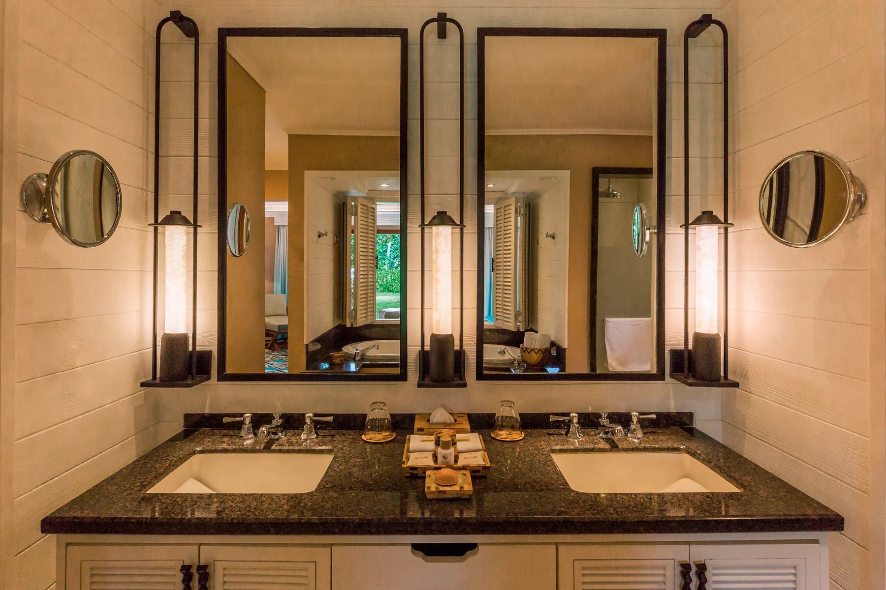 Constance Lemuria 17