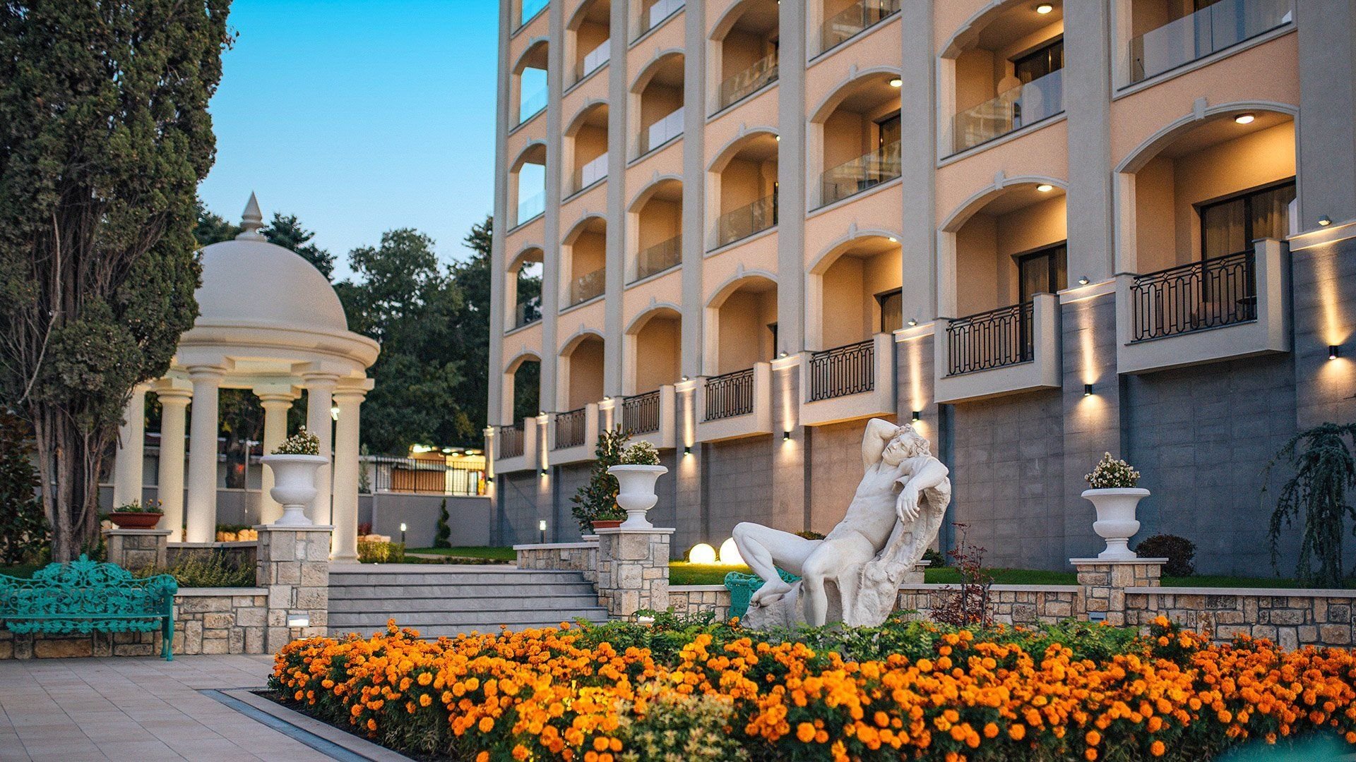 Astor Garden Hotel 23