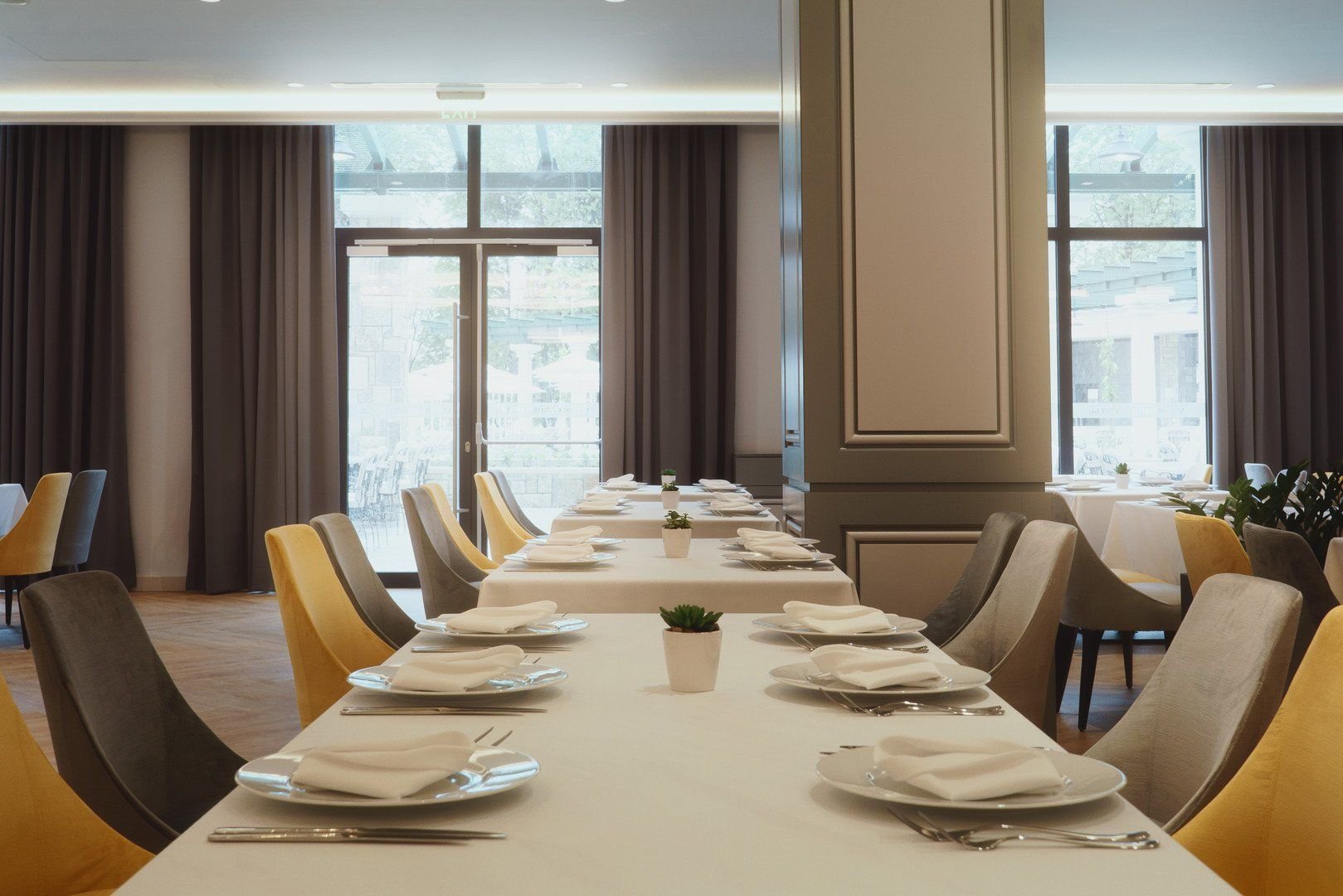 Astor Garden Hotel 8