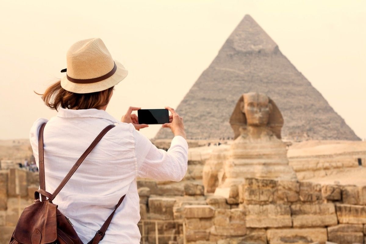 Kobieta robi zdjęcie piramid w Egipcie