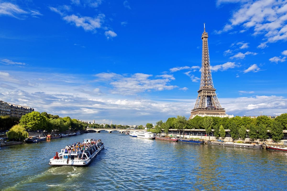 Cruise on the Seine with a view of the Eiffel Tower
