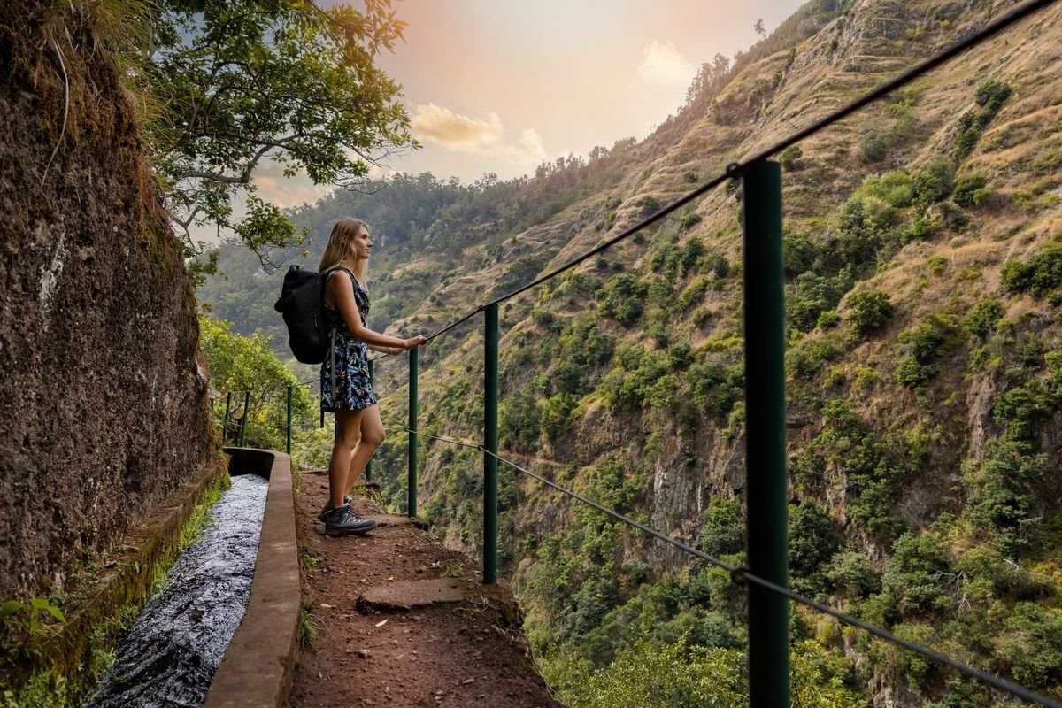 Trekking obok lewad na Maderze