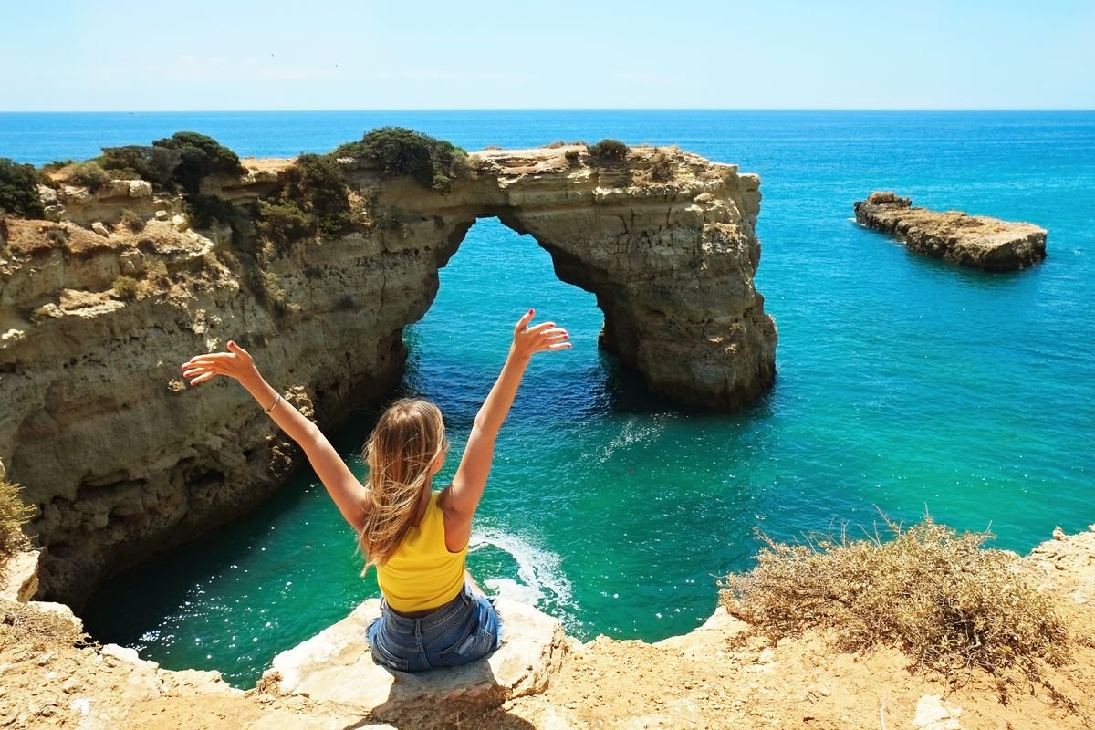 Kobieta przy klifie w Algarve