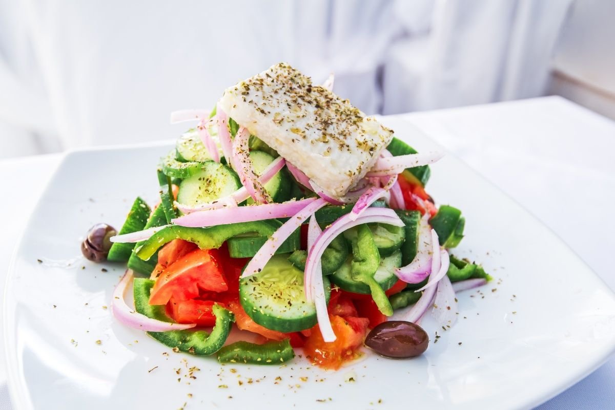 Sałatka grecka to jedno z najbardziej rozpoznawalnych dań kuchni greckiej