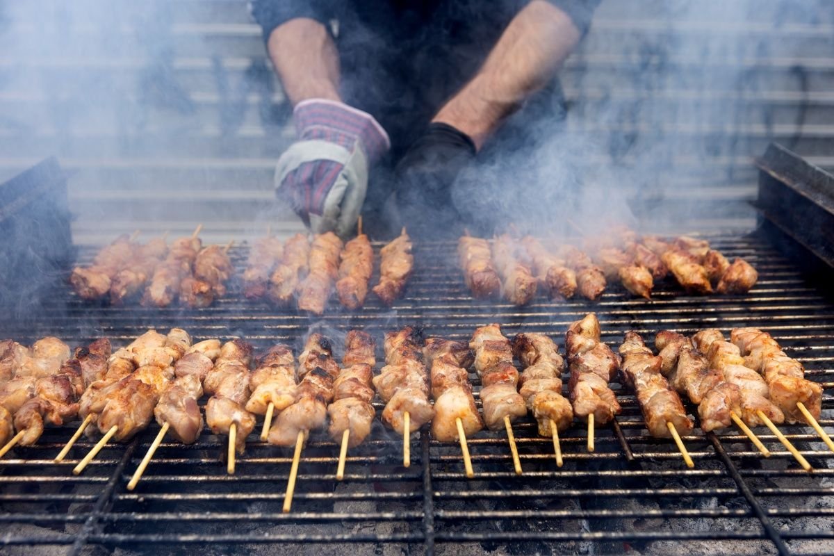 Souvlaki, czyli mięso pieczone na szpadach na grillu