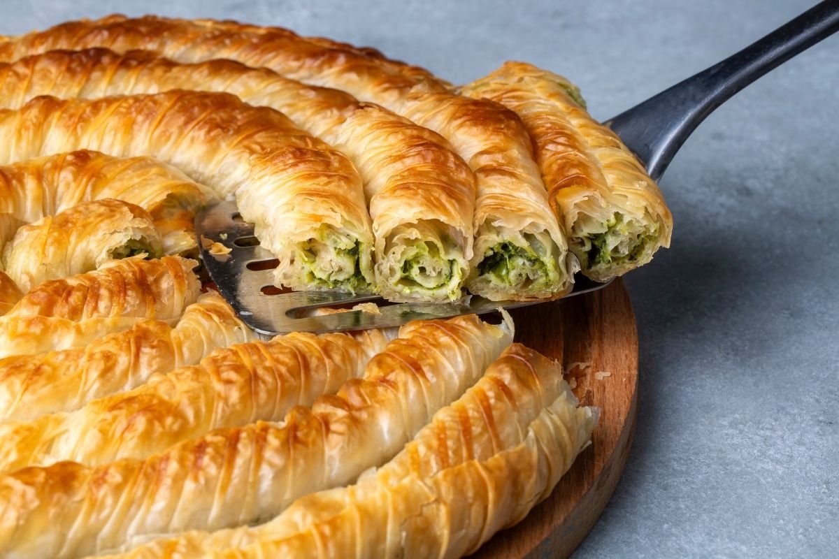 Spanakopita je się w Grecji, czyli ciasto filo ze szpinakiem i fetą