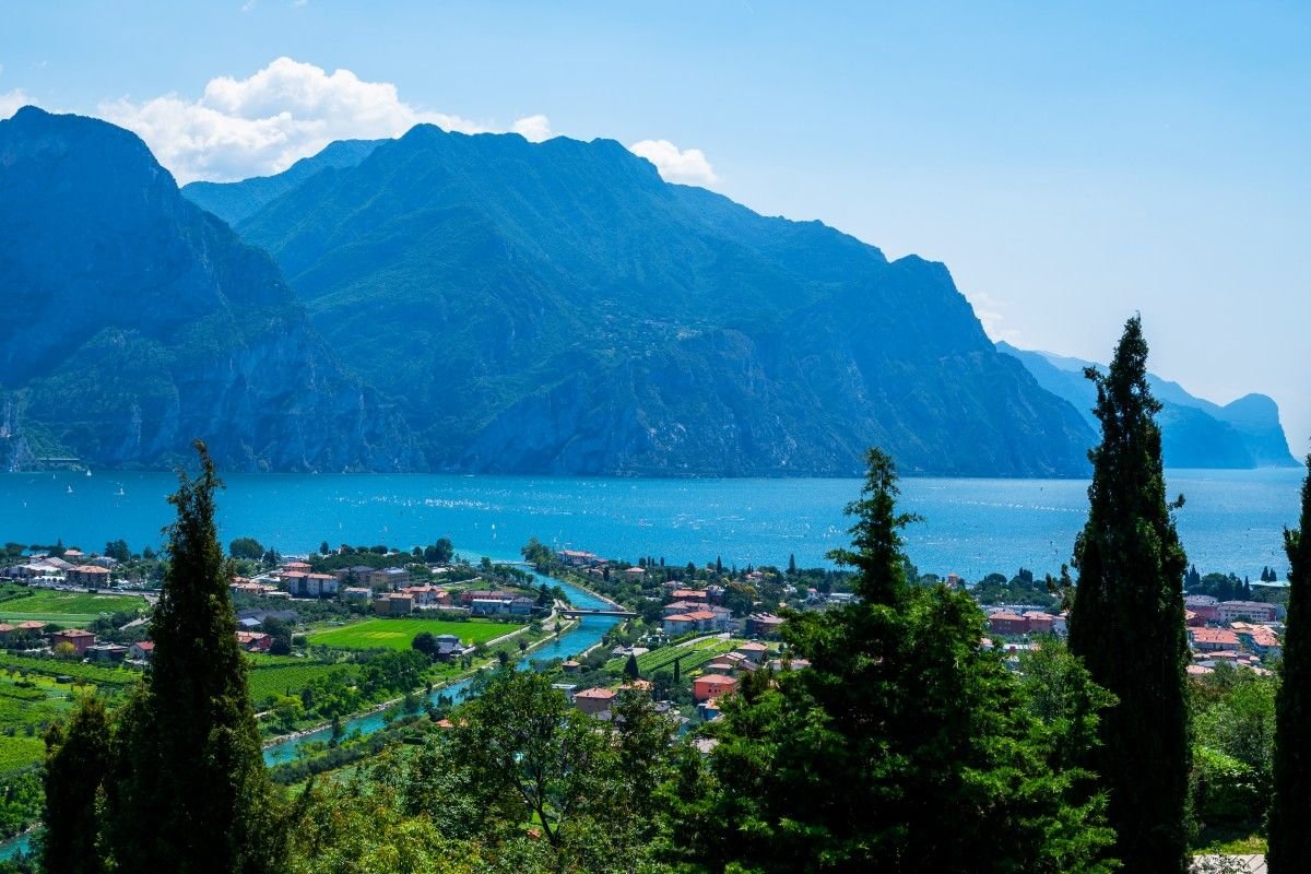 Alpy widoczne nad jeziorem Como