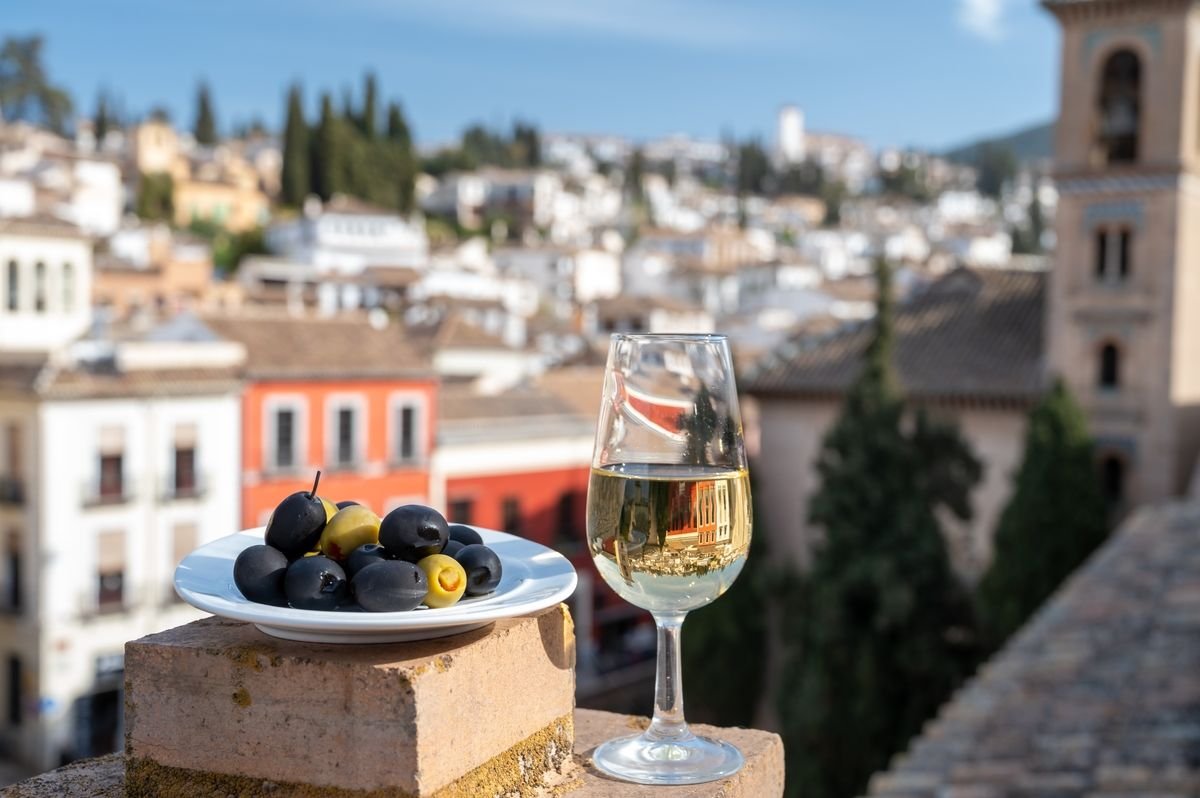 Wino sherry i oliwki z widokiem na andaluzyjskie miasto