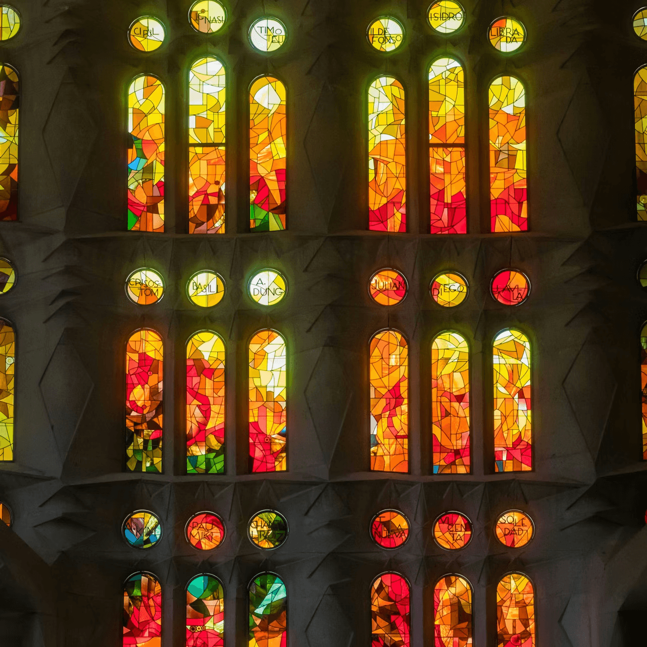 Witraż w świątyni Sagrada Familia w Barcelonie