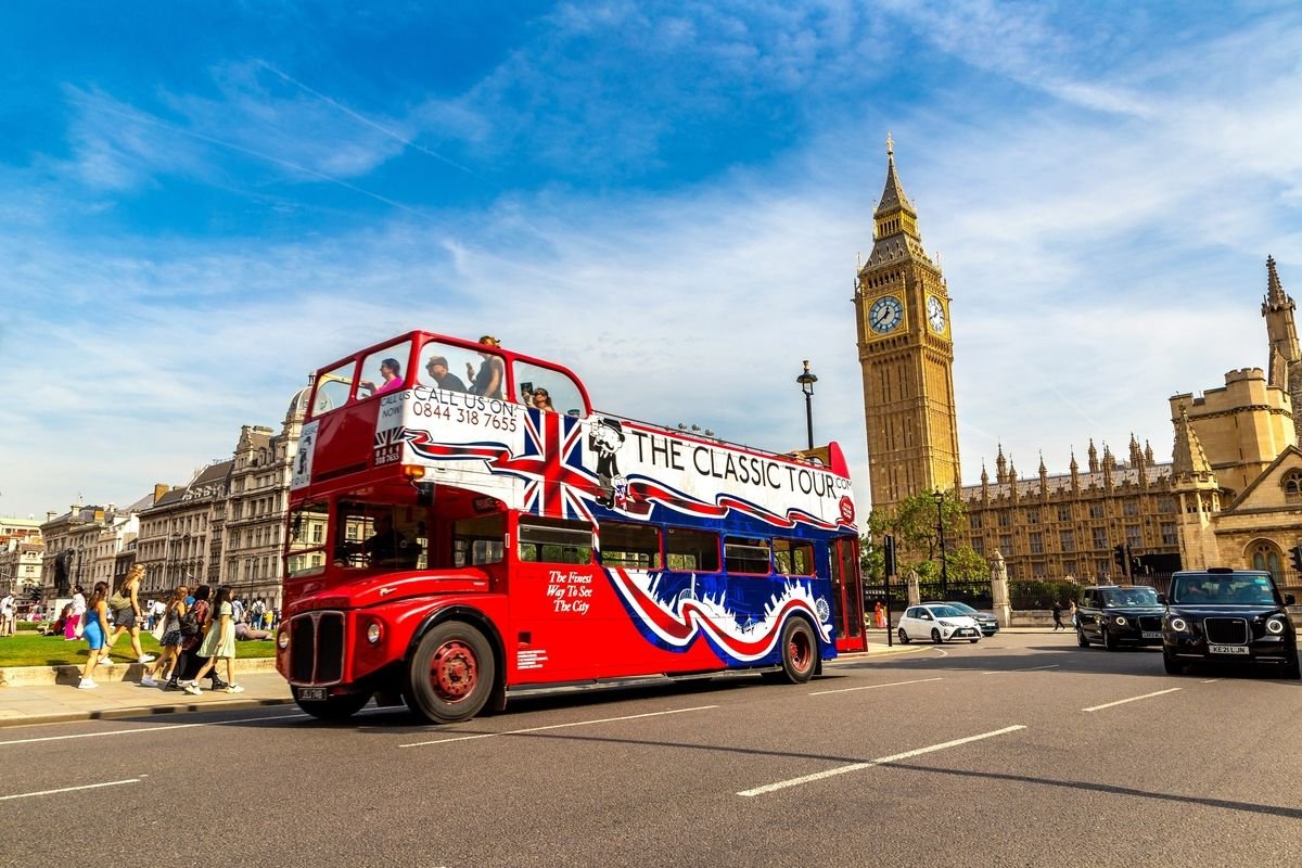 Hop-on hop-off bus 