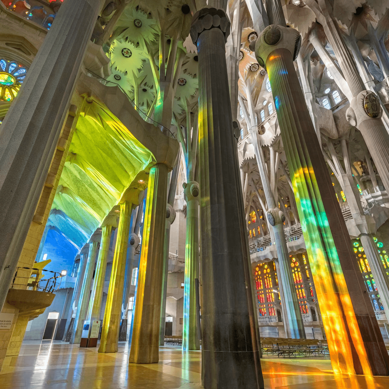 Wnętrze kościoła Sagrada Familia w Barcelonie