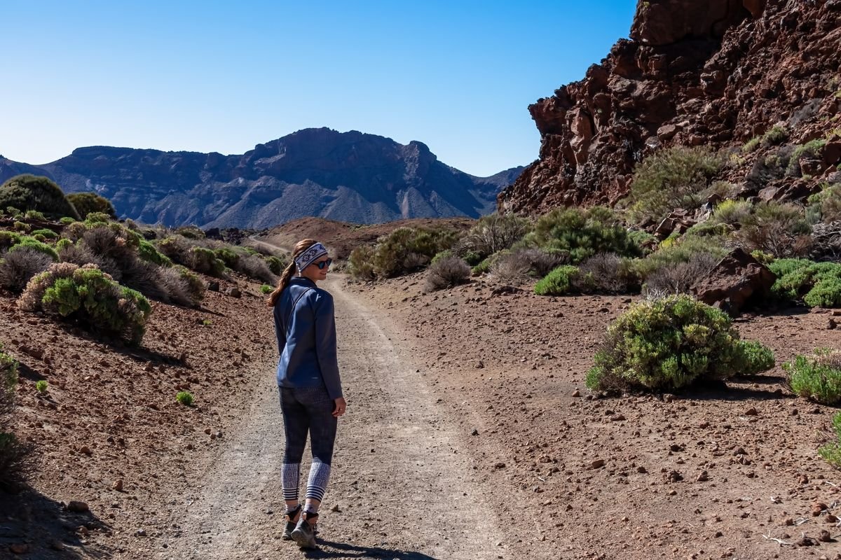 Turystka podczas trekkingu na wulkan Teide