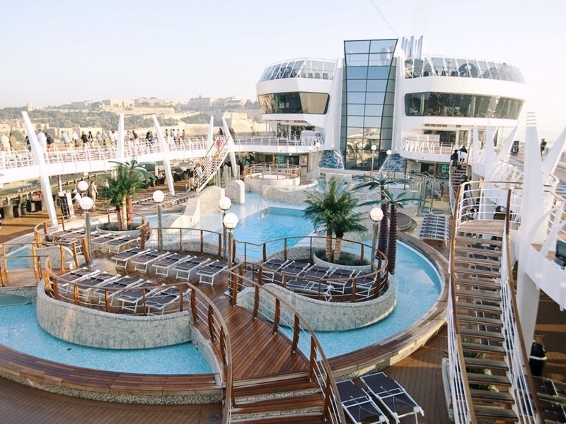 Rejs i lokalne przysmaki: jak kulinarne postojowe wzbogacają Twoją podróż?