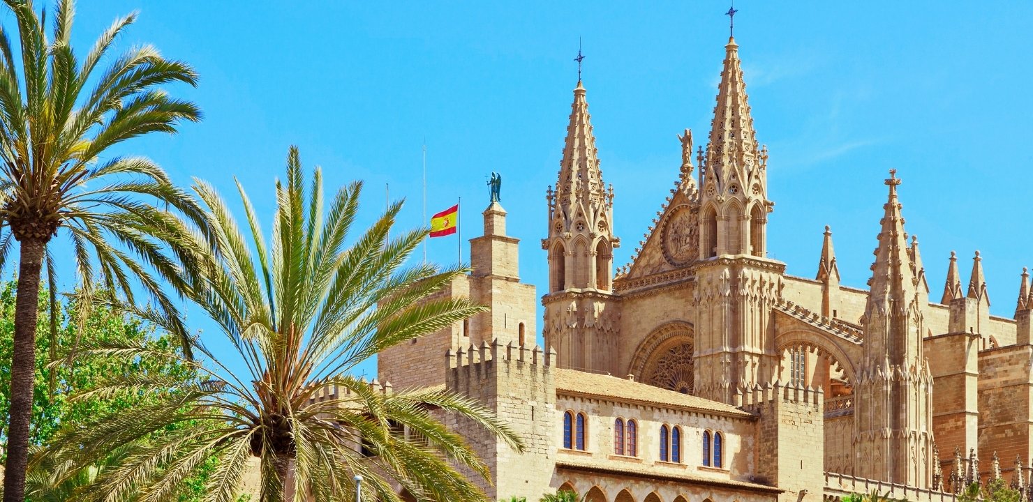 Szmaragdowe Wybrzeże i Słoneczne Baleary - co warto zobaczyć podczas rejsów?