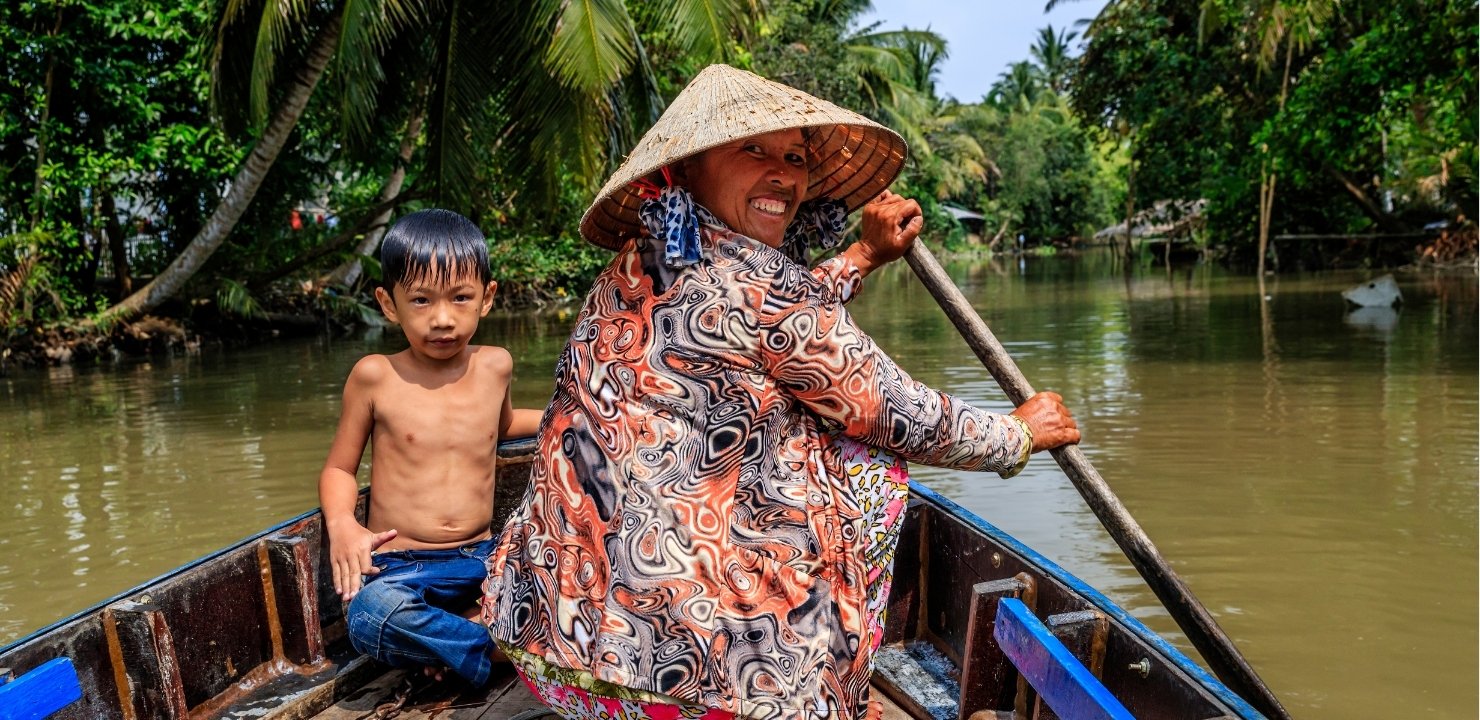Pani i dziecko płyną łodzią po Mekongu